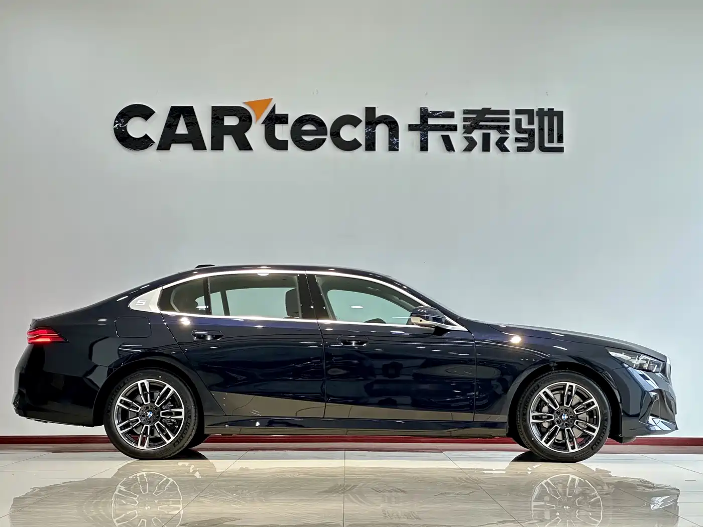 BMW 5 Series 2026 530Li Leading M Sport Package фото 4
