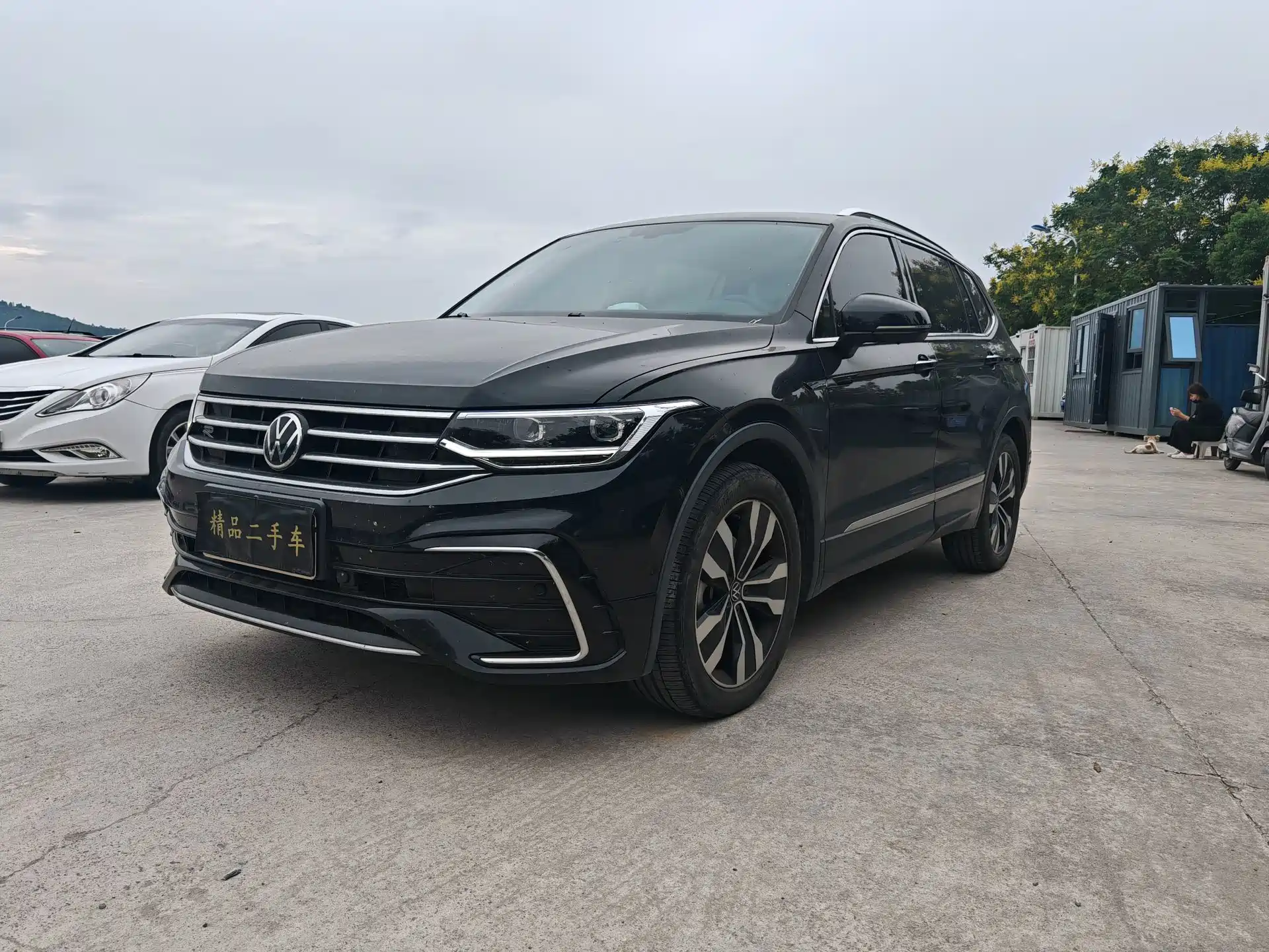 Photo 2 - Volkswagen Tiguan L