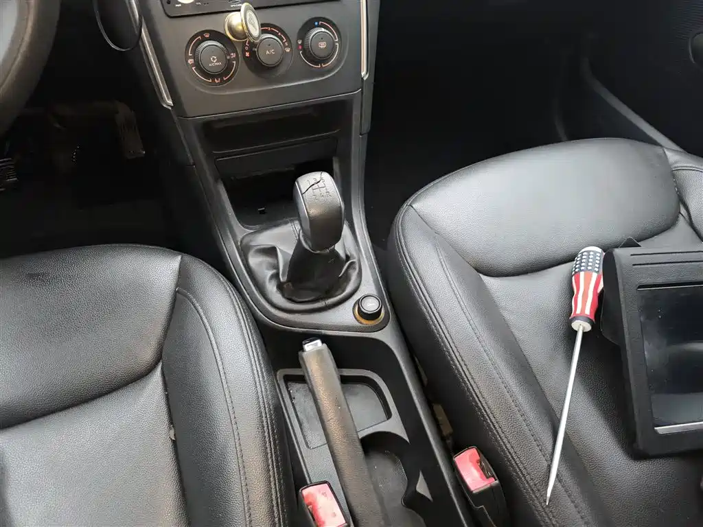 Peugeot 308 2014 Model Joy Edition Classic 1.6L Manual Superior Style фото 14