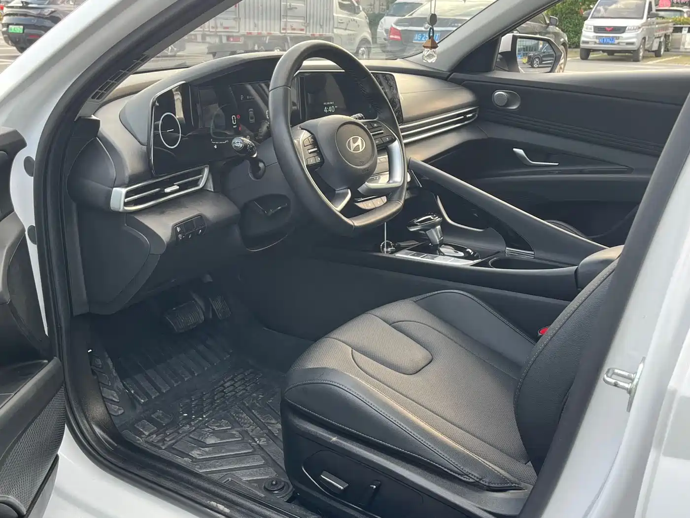 Hyundai Elantra 2023 Model 1.5L CVT LUX Premium Edition фото 5