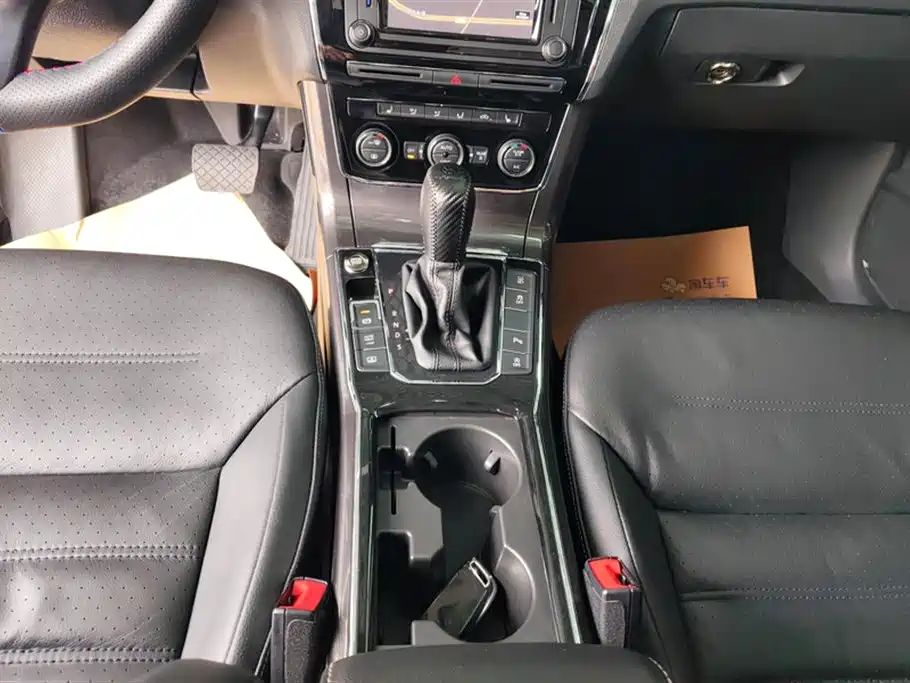 Volkswagen Passat 2017 330TSI DSG Luxury фото 16