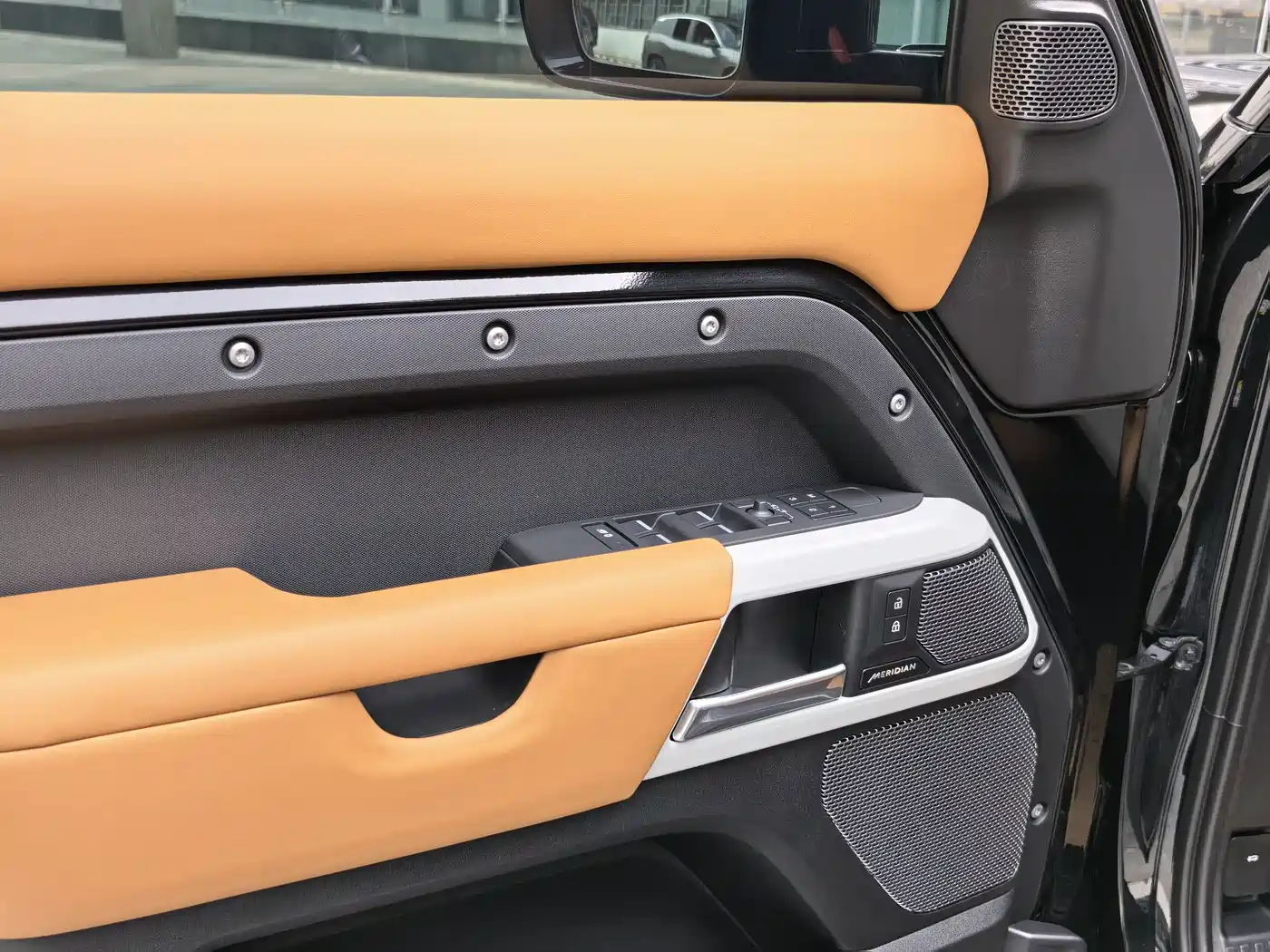 Land Rover Defender 2023 Model 110 3.0T P400 Dark Special Edition фото 4