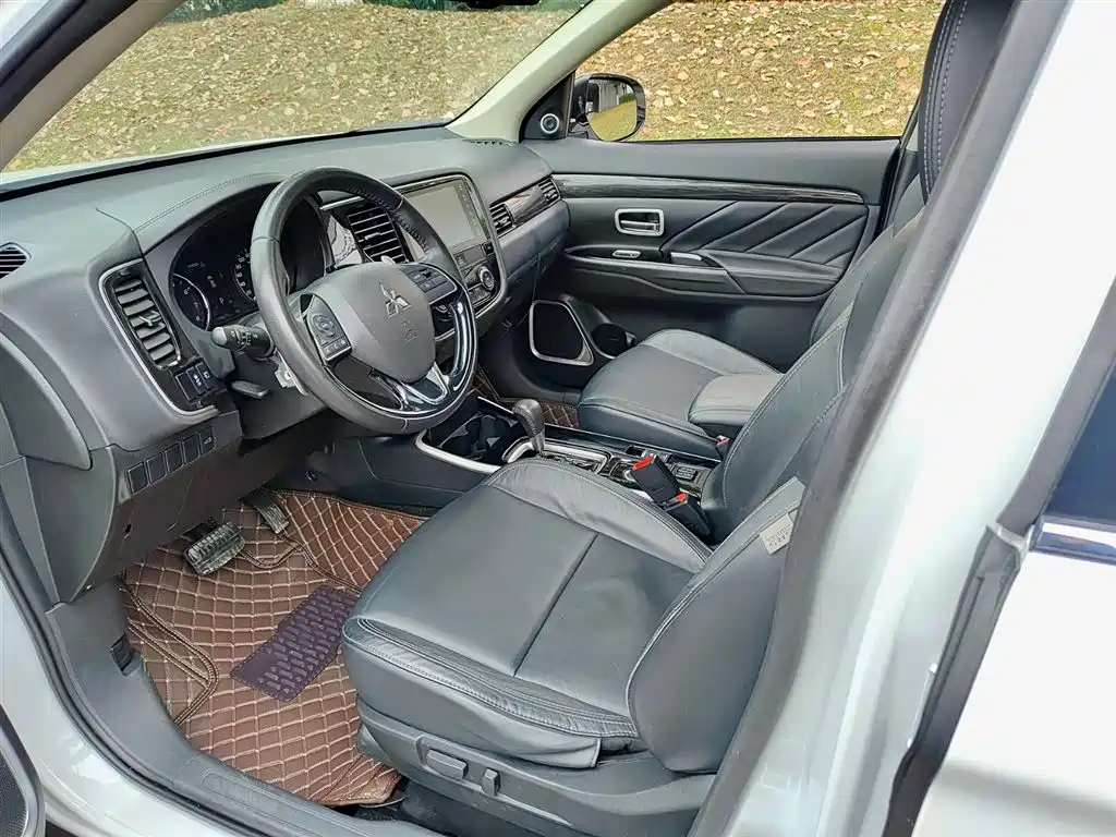 Mitsubishi Outlander 2019 2.4L 4WD Deluxe Edition 7-seater China V фото 7