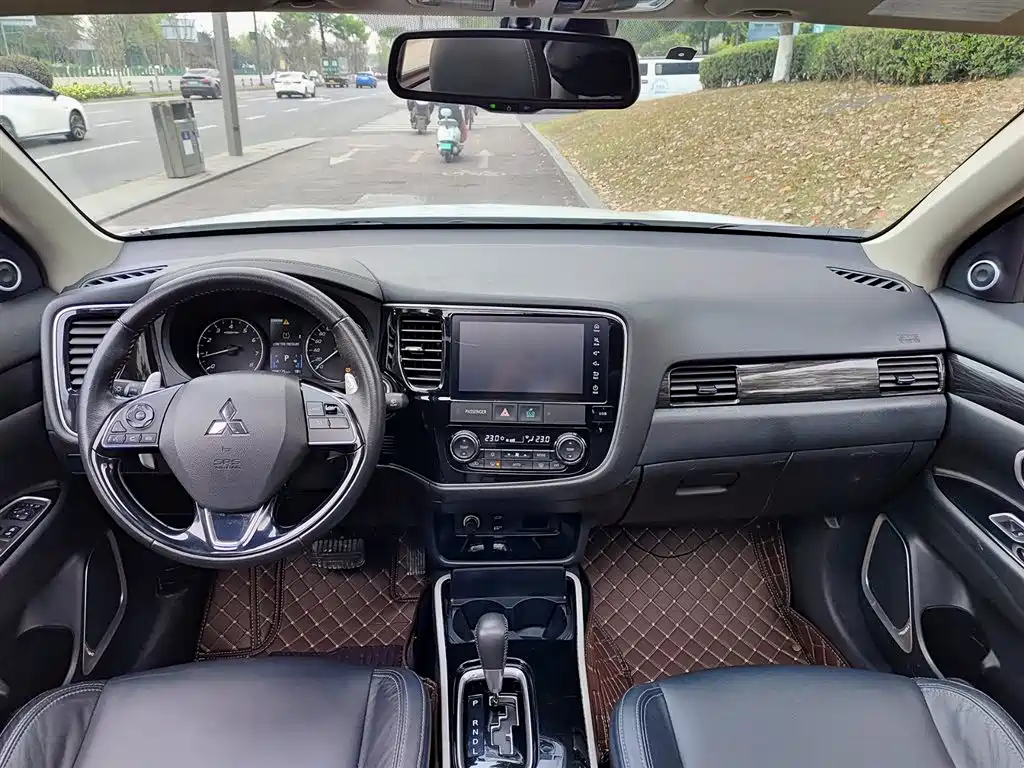 Mitsubishi Outlander 2019 2.4L 4WD Deluxe Edition 7-seater China V фото 10