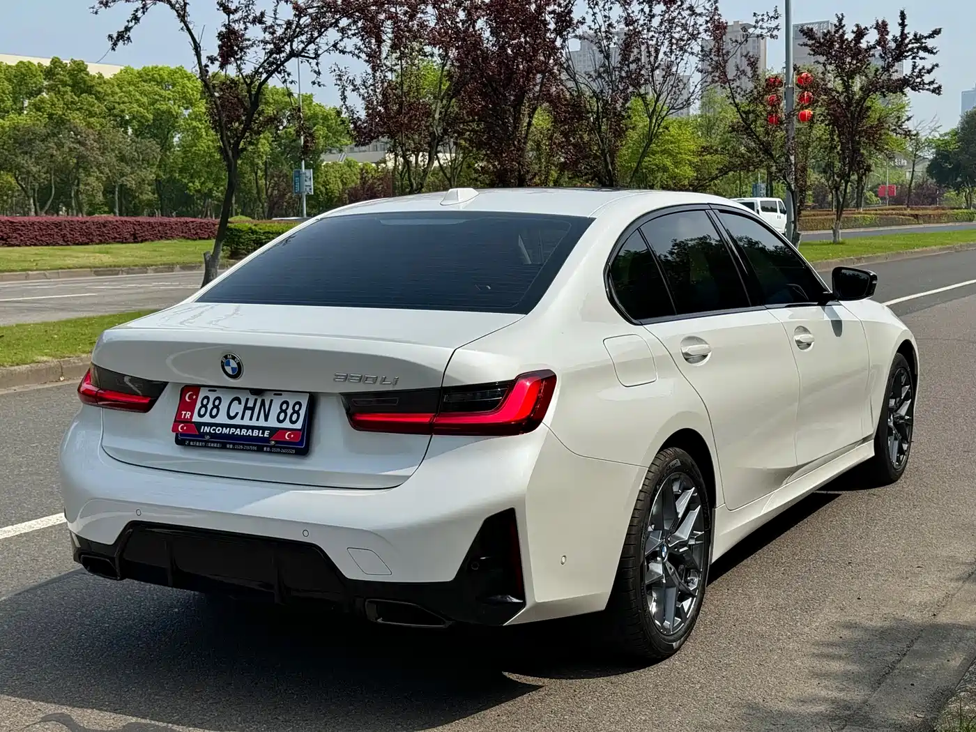 BMW 3 Series 2025 330Li M Sport Night Edition фото 10
