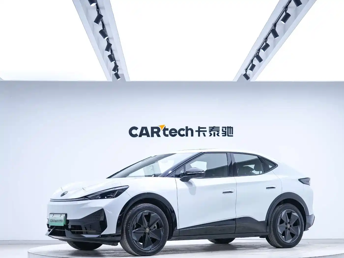 VOLKSWAGEN WITH THE CROWD 06