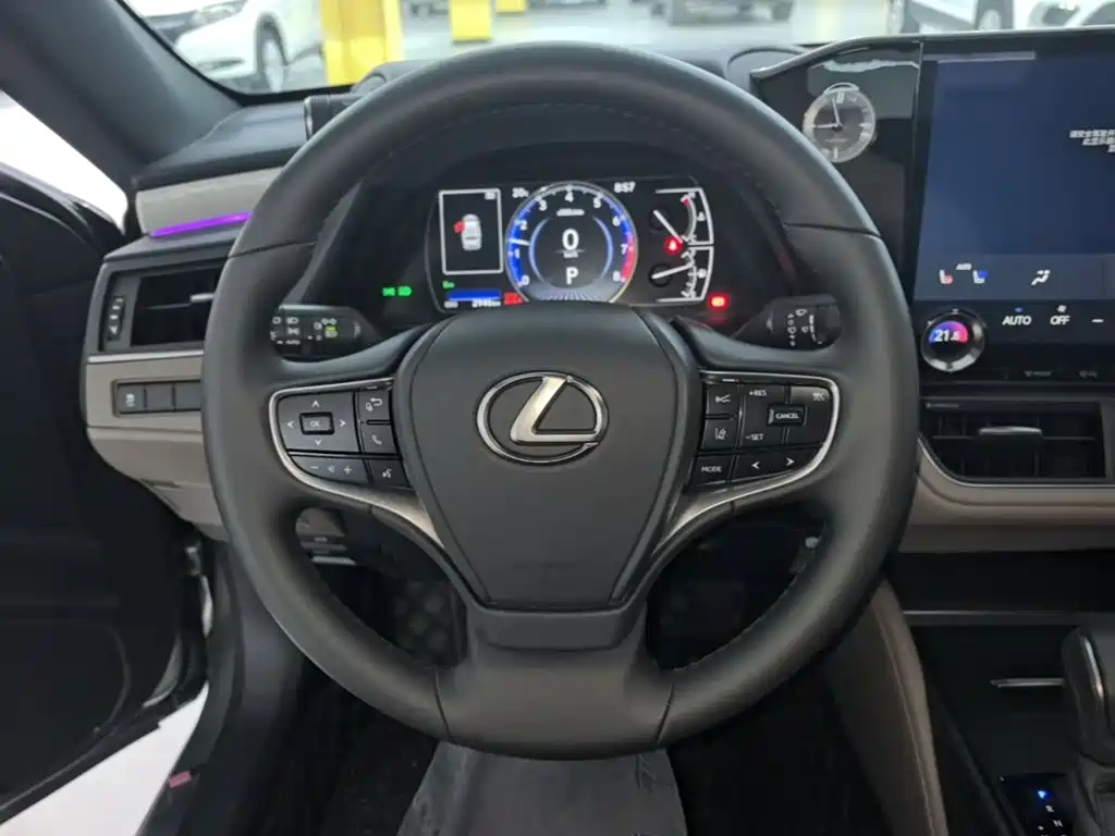 Photo 11 - Lexus ES