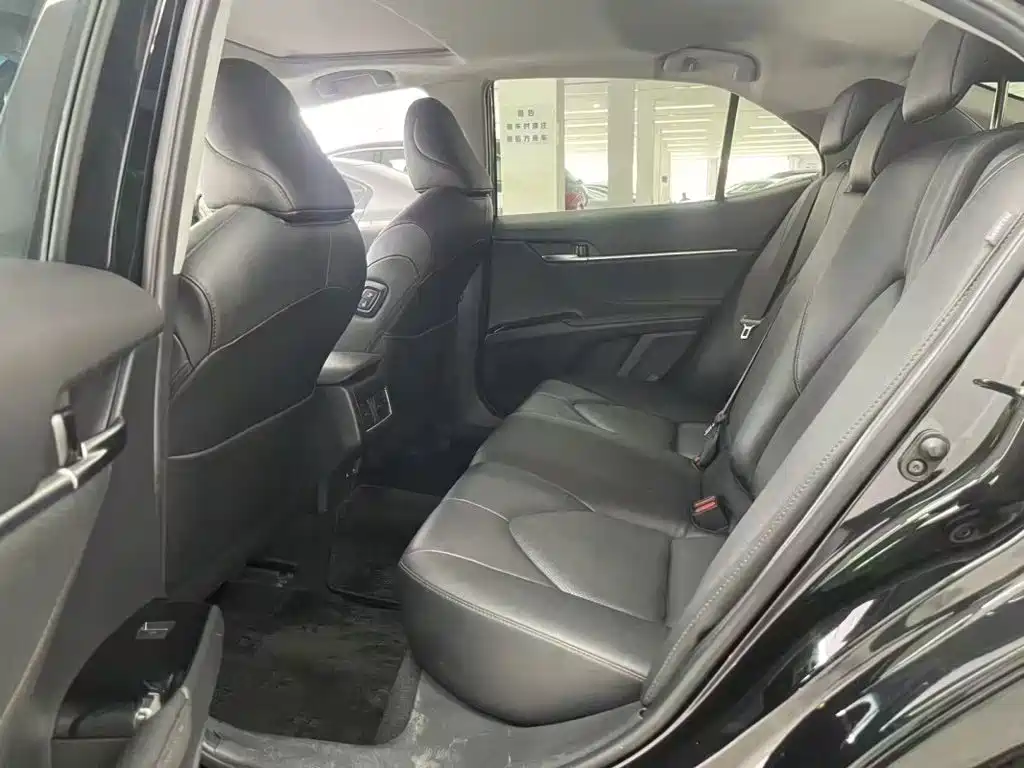 Фото 4 - Toyota Camry