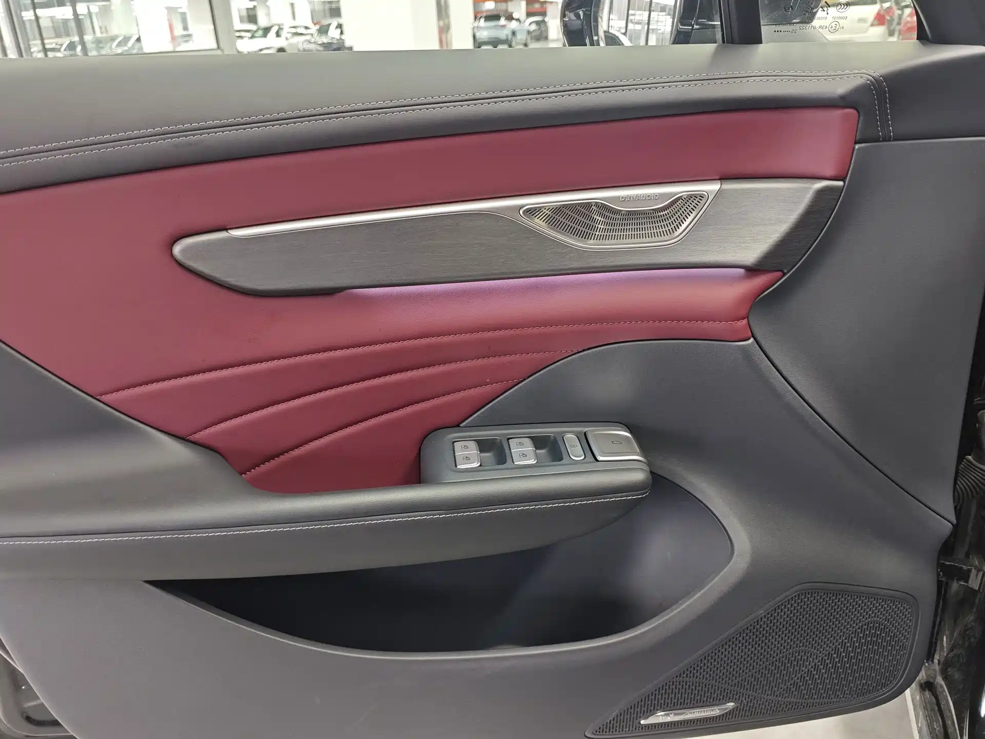 Фото 8 - Hongqi H5