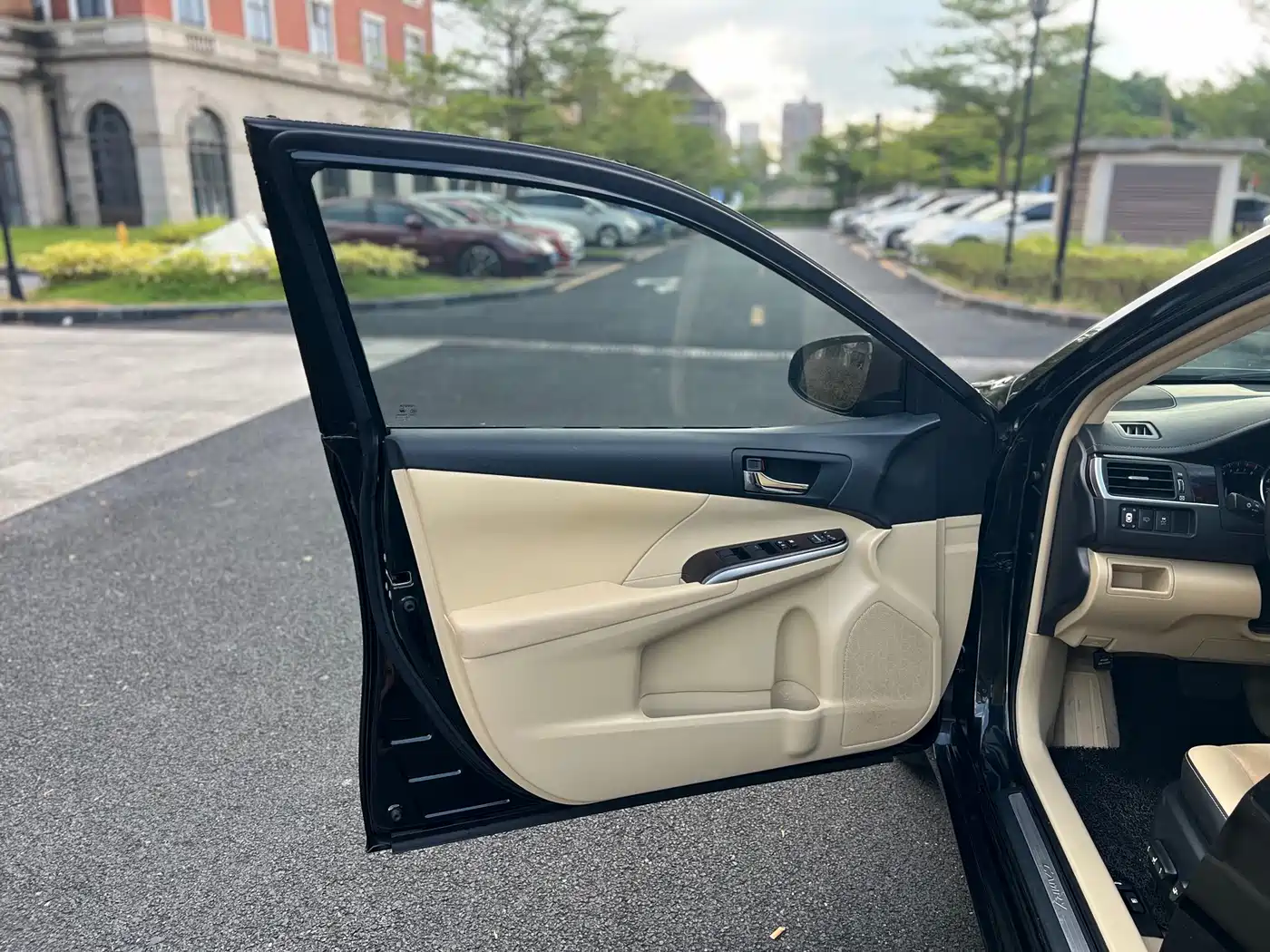 Toyota Camry 2016 2.0G 10th Anniversary Luxury Edition фото 13