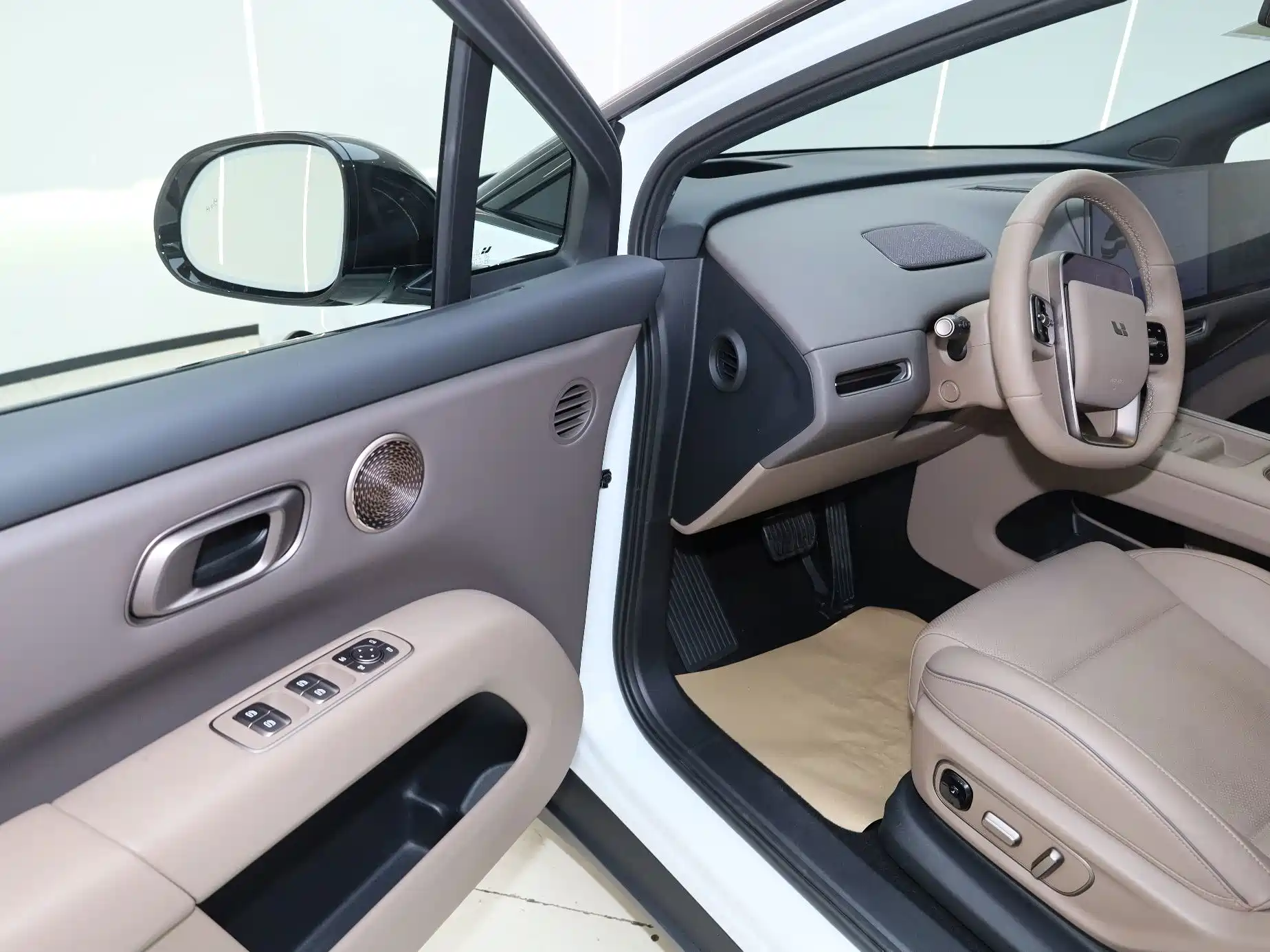Фото 10 - Li Auto i6