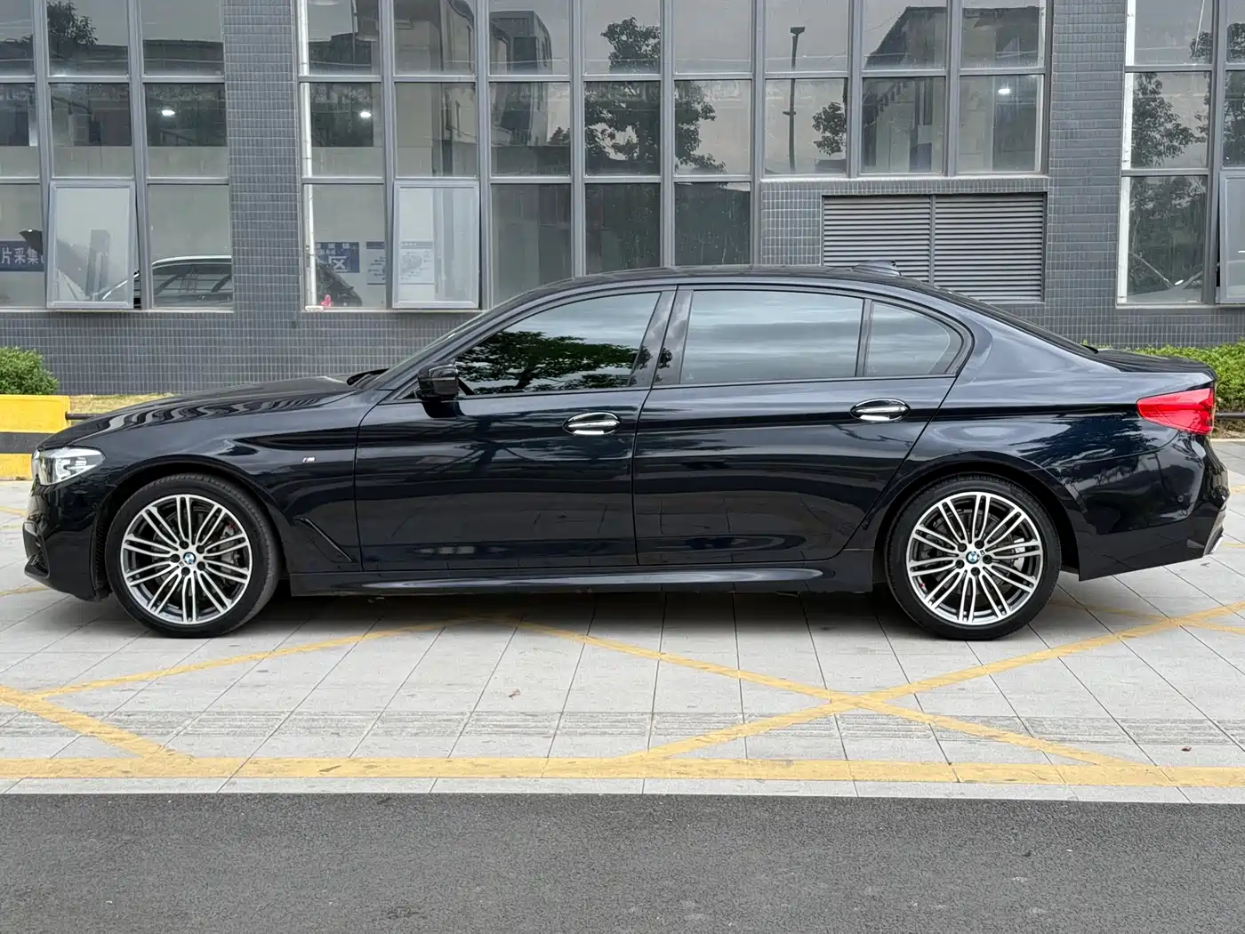 BMW 5 Series 2018 530Li Leading M Sport Package фото 16