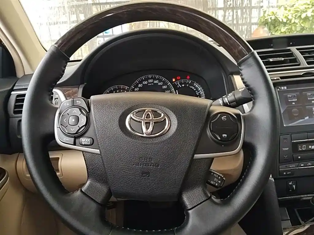 Toyota Camry 2015 2.5G Luxury Navigation Edition фото 10