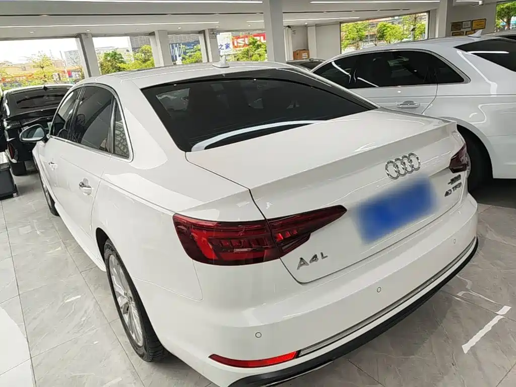 Фото 23 - Audi A4L