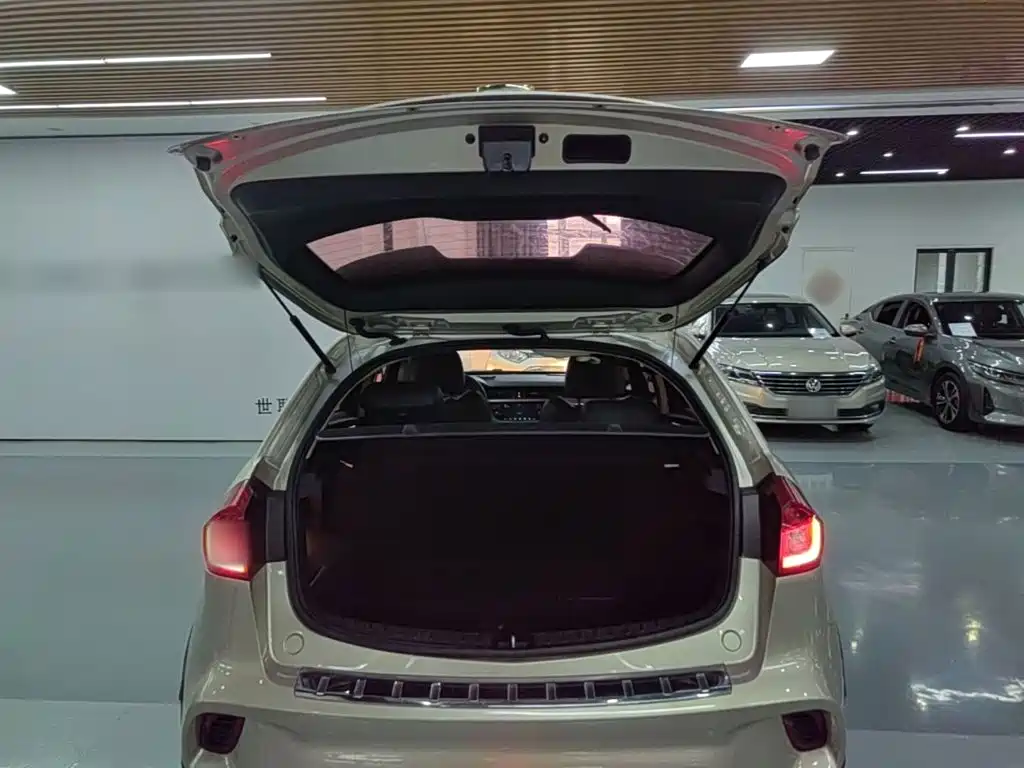 Фото 19 - Geely Vision X3