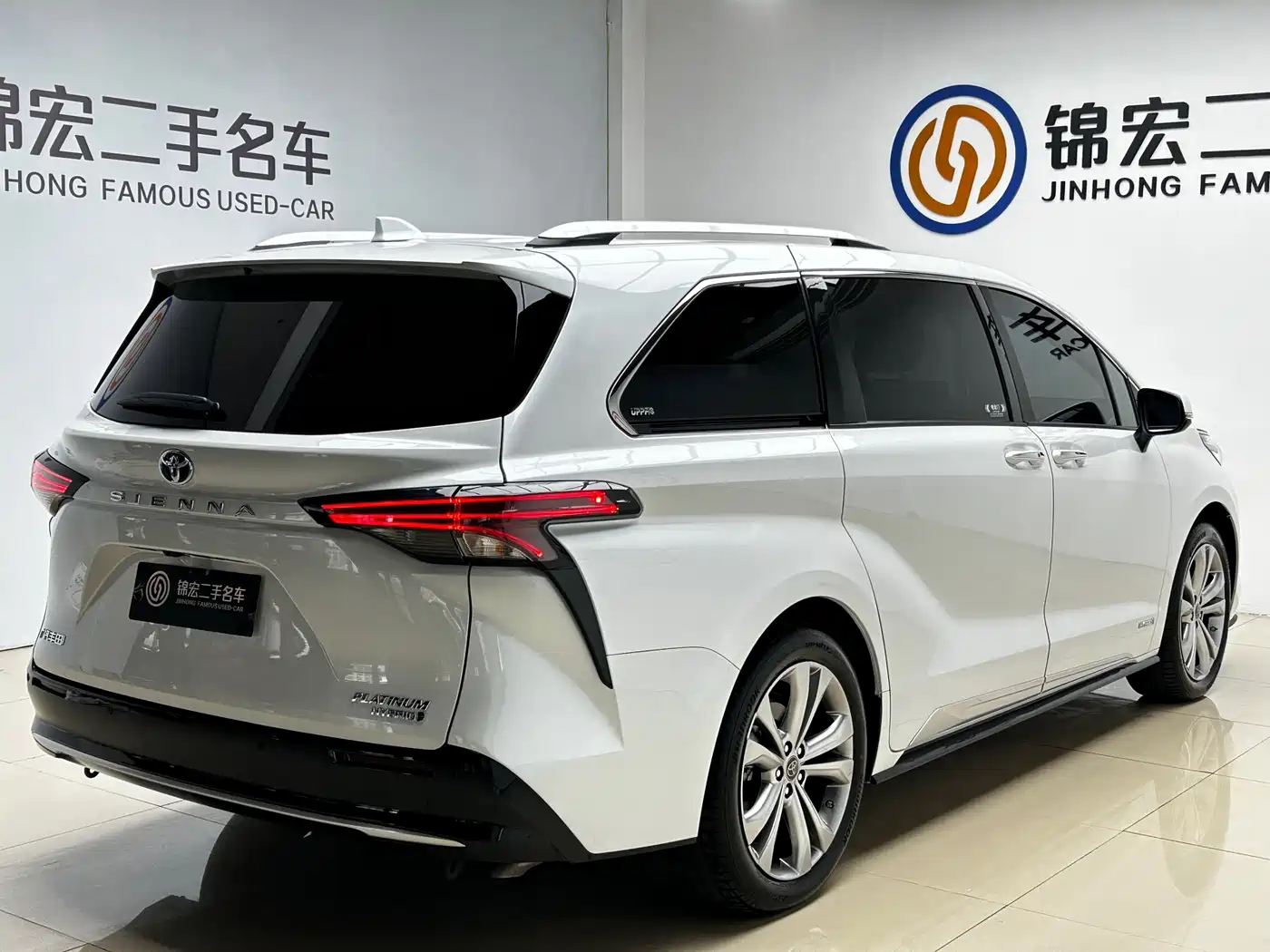 Toyota Sienna 2024 2.5L Hybrid Platinum Edition фото 27
