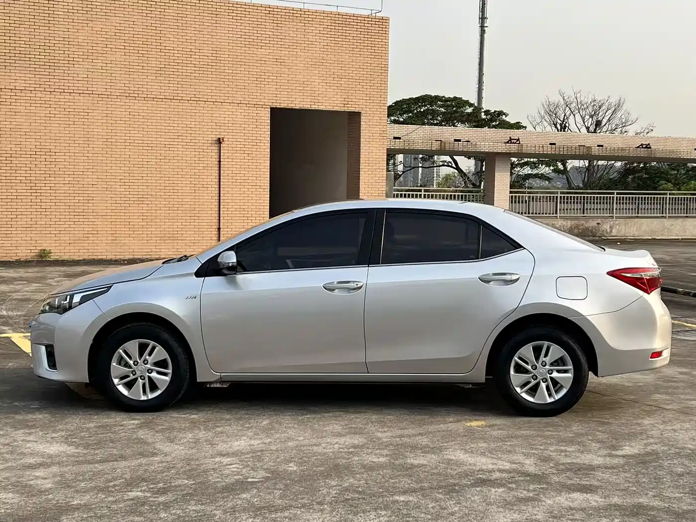 Toyota Corolla 2017 Facelift 1.6L S-CVT GL фото 8