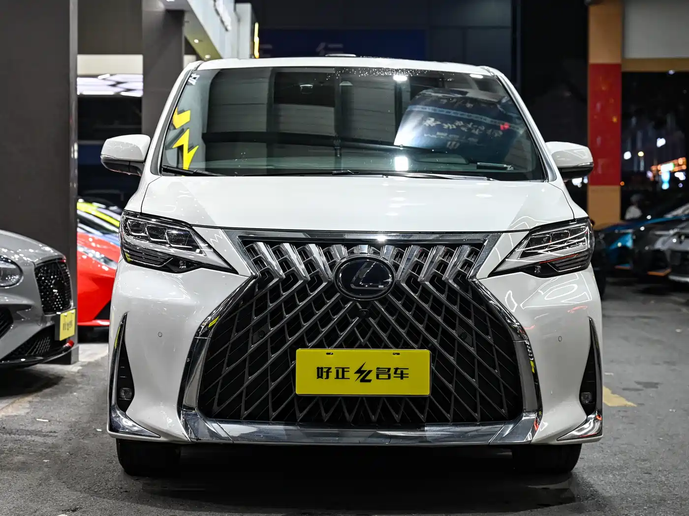 Lexus LM 2020 300h 4-Seat Imperial Edition фото 2