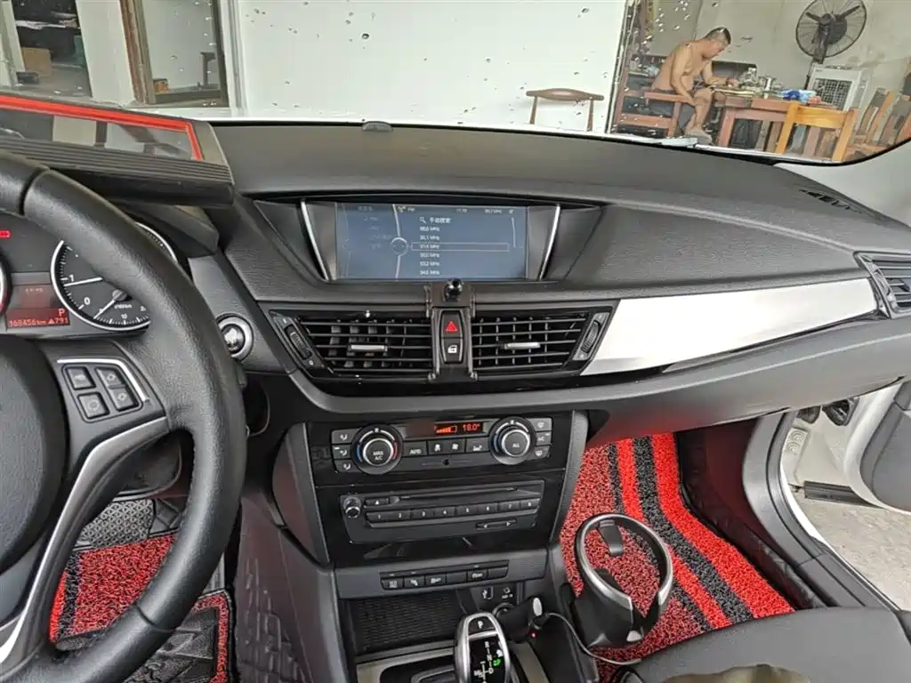 BMW X1 2014 sDrive18i Leading Edition фото 10
