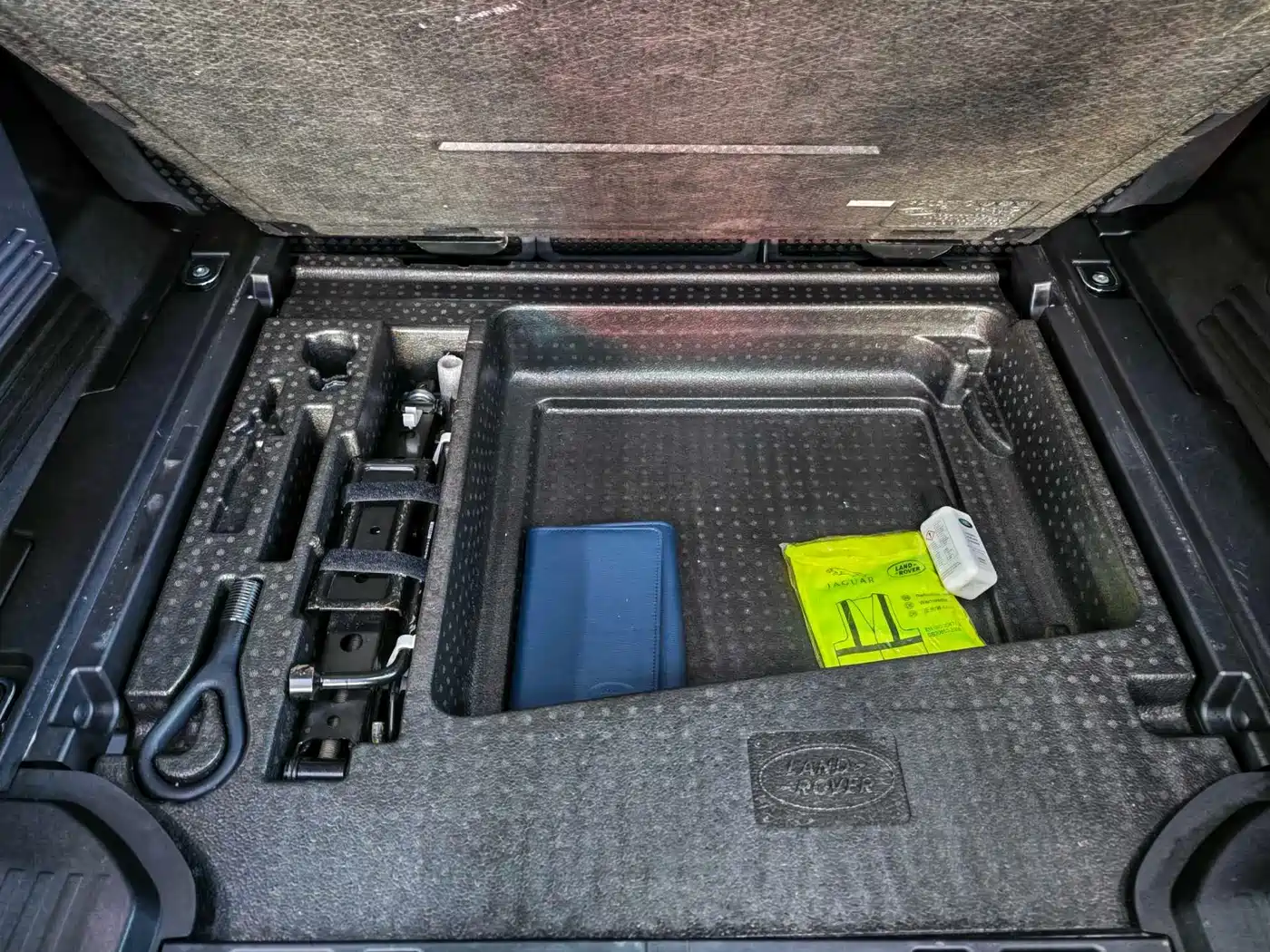 Land Rover Defender 2020 Model 110 P400 HSE фото 29