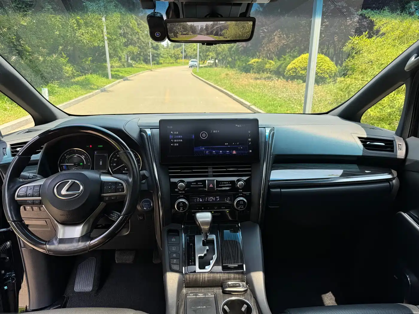 Lexus LM 2020 300h Seven-Seater Elegance Edition фото 6
