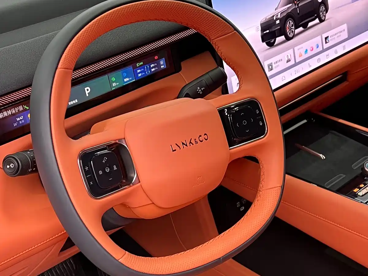 LYNK & CO 900