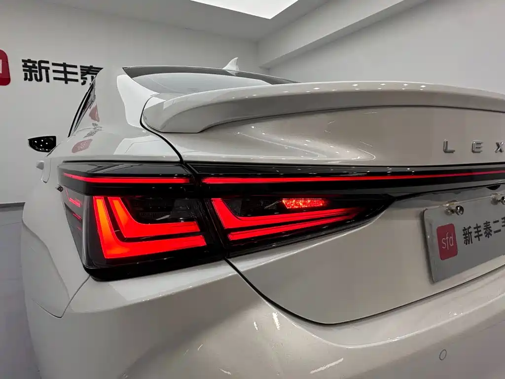 Lexus ES 2025 2025 300h Ultimate Edition
