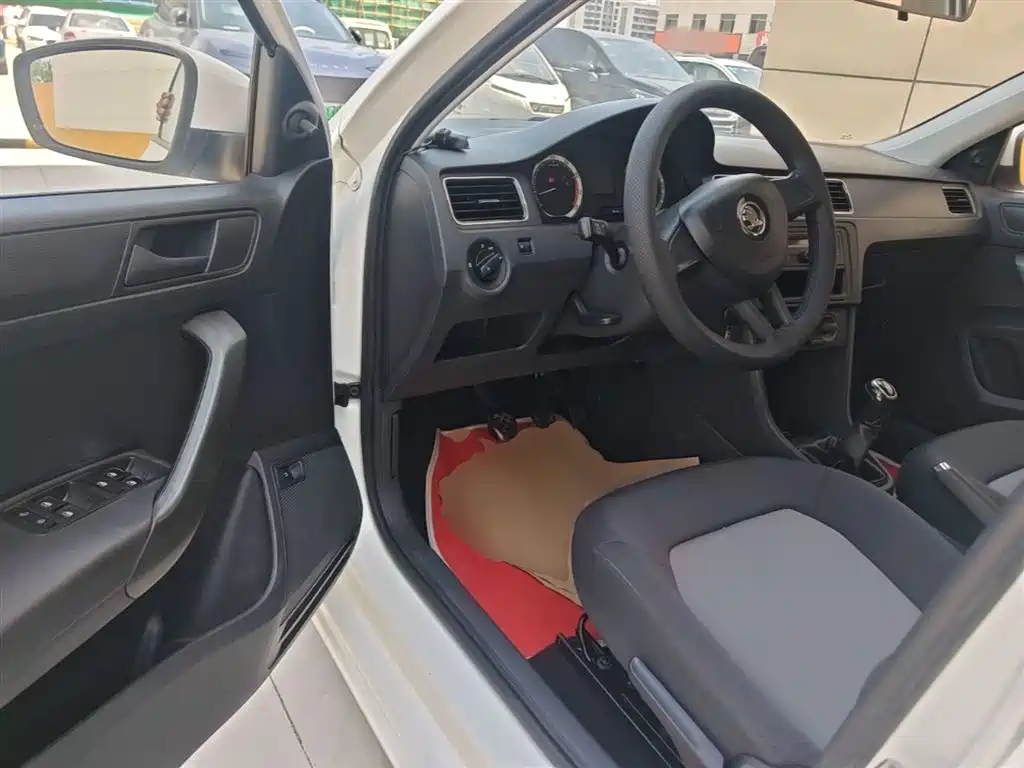 Škoda Rapid 2018 1.4L Manual Standard Edition фото 16