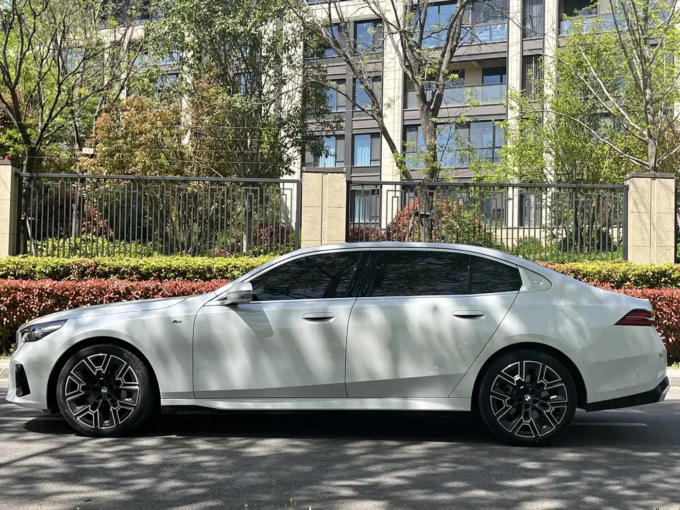 BMW 5 Series 2024 530Li Premium Luxury Package фото 7