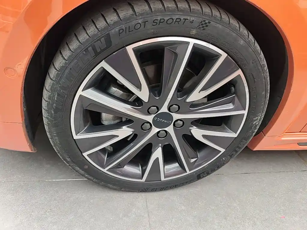 Фото 23 - Lynk & Co 02 Hatchback