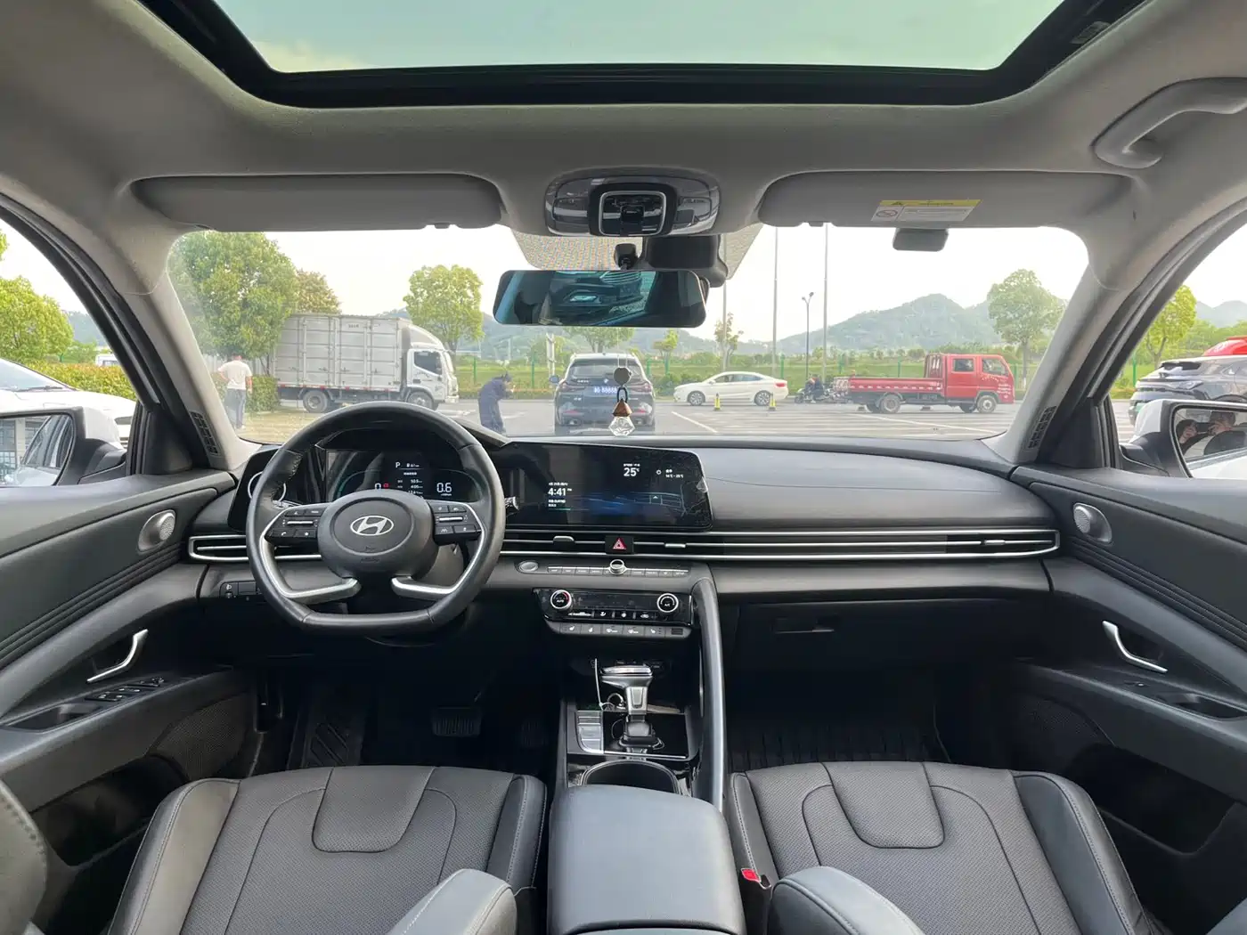 Hyundai Elantra 2023 Model 1.5L CVT LUX Premium Edition фото 10