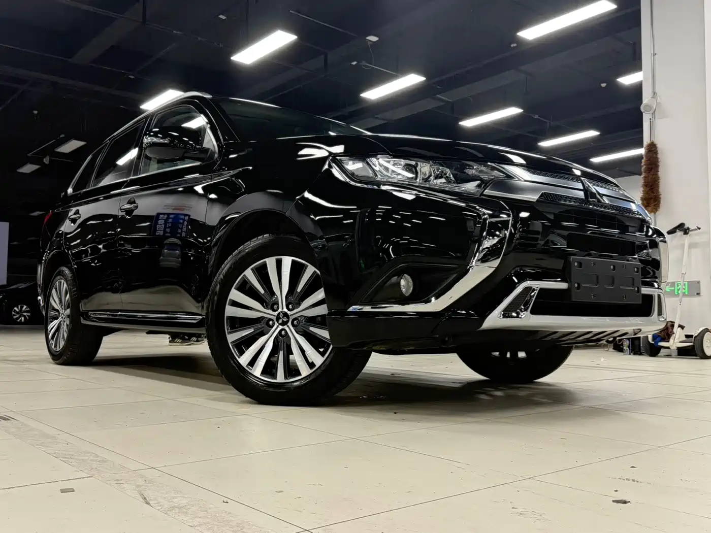 Mitsubishi Outlander 2021 Facelift 2.0L 2WD Premium Edition 5-Seater фото 2