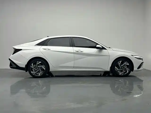 Hyundai Elantra 2023 1.5L CVT GLX Elite Edition фото 8