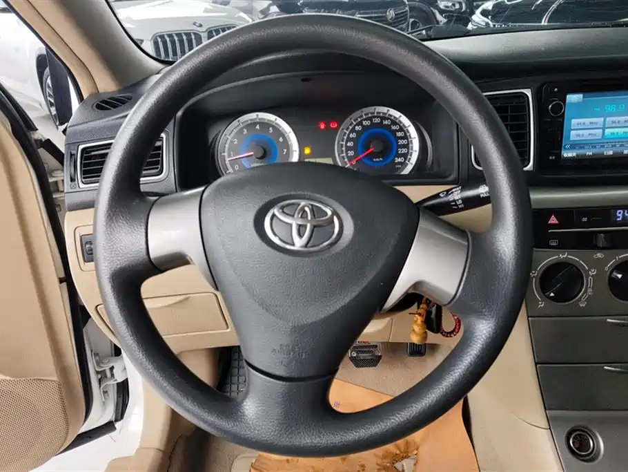 Toyota Corolla 2013 1.6L Manual Luxury Edition фото 15