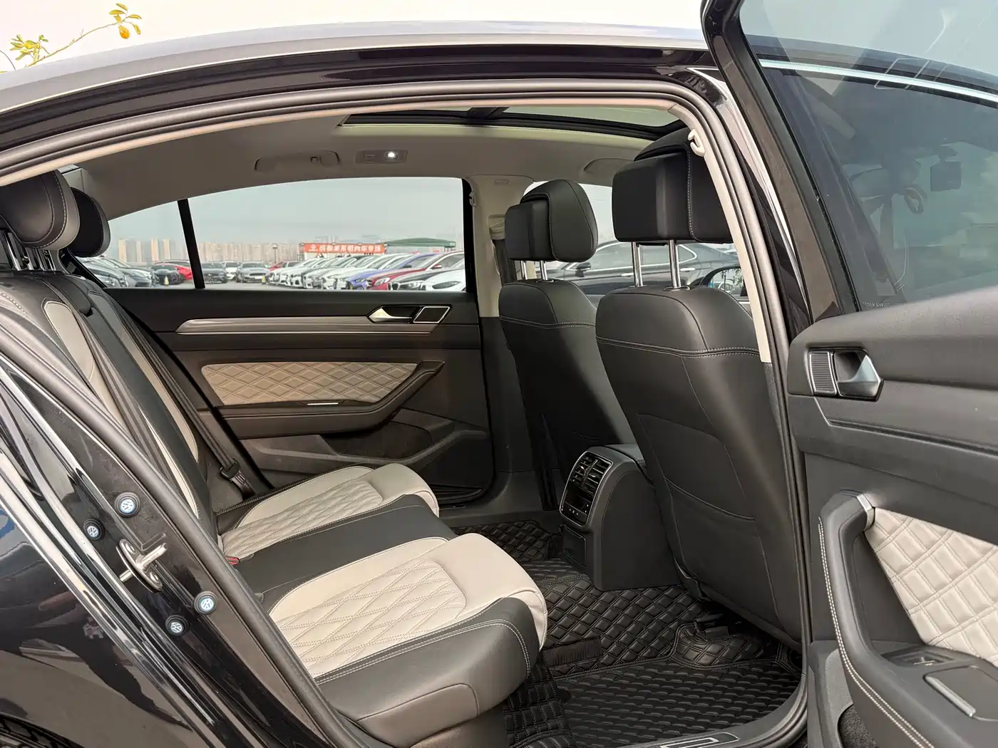 Volkswagen Magotan 2023 Model 2 Million Commemorative Edition 330TSI DSG Luxury фото 4
