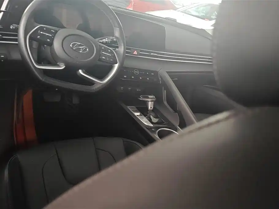 Hyundai Elantra 2022 1.5L CVT LUX Premium Edition фото 12