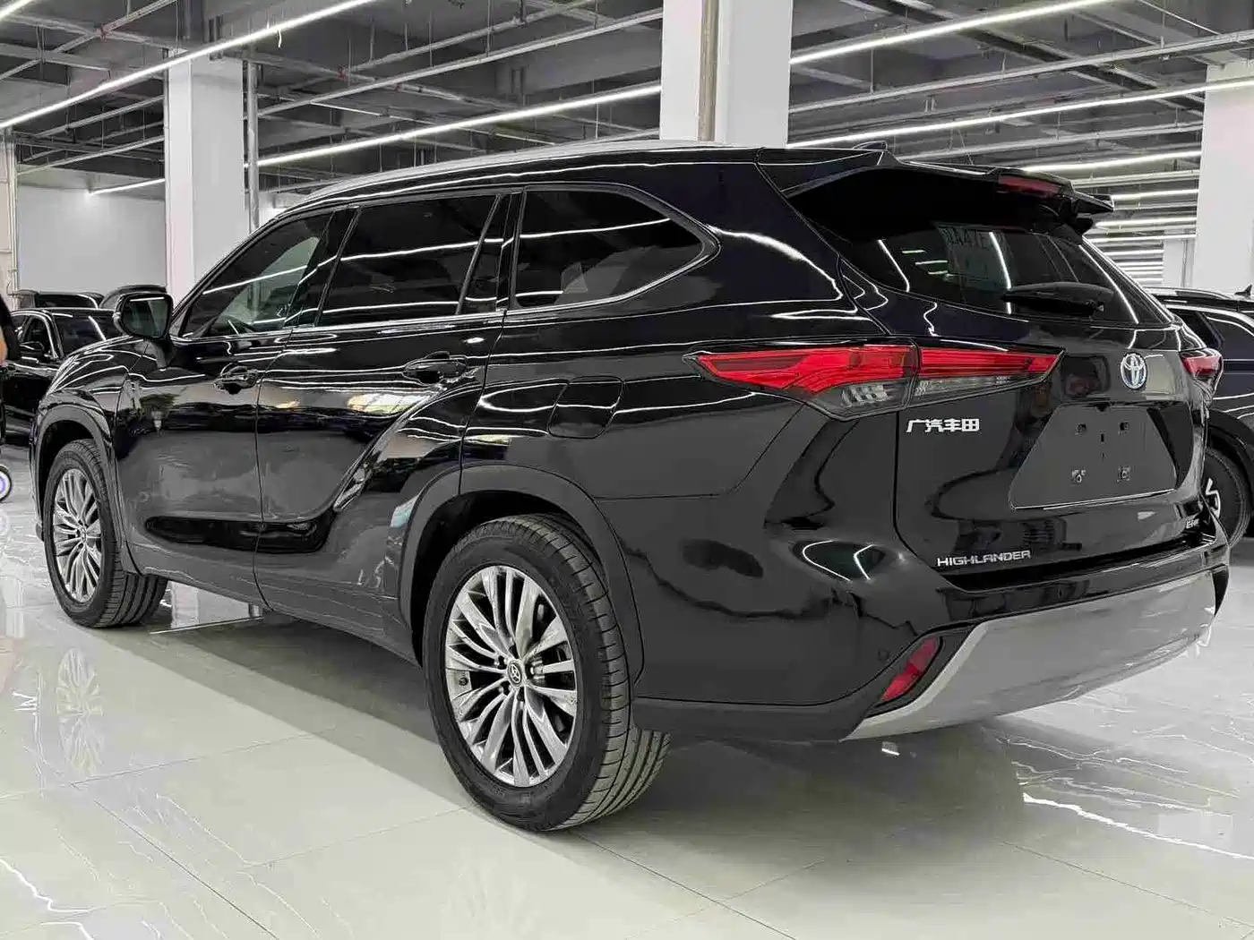 Toyota Highlander 2022 Model Dual Engine 2.5L 4WD Premium Edition 7-Seater фото 7