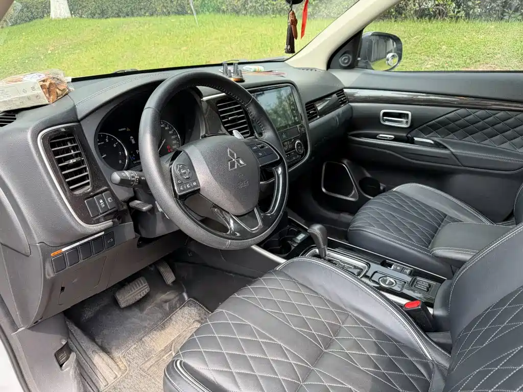 Mitsubishi Outlander 2021 2020 2.4L 4WD Luxury 7-seater