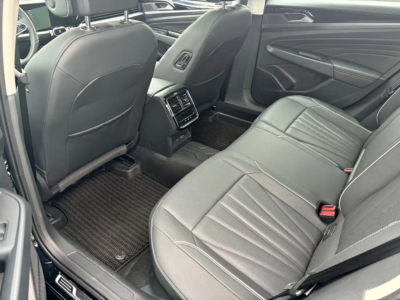 Volkswagen Passat 2024 380TSI Elite Edition фото 10
