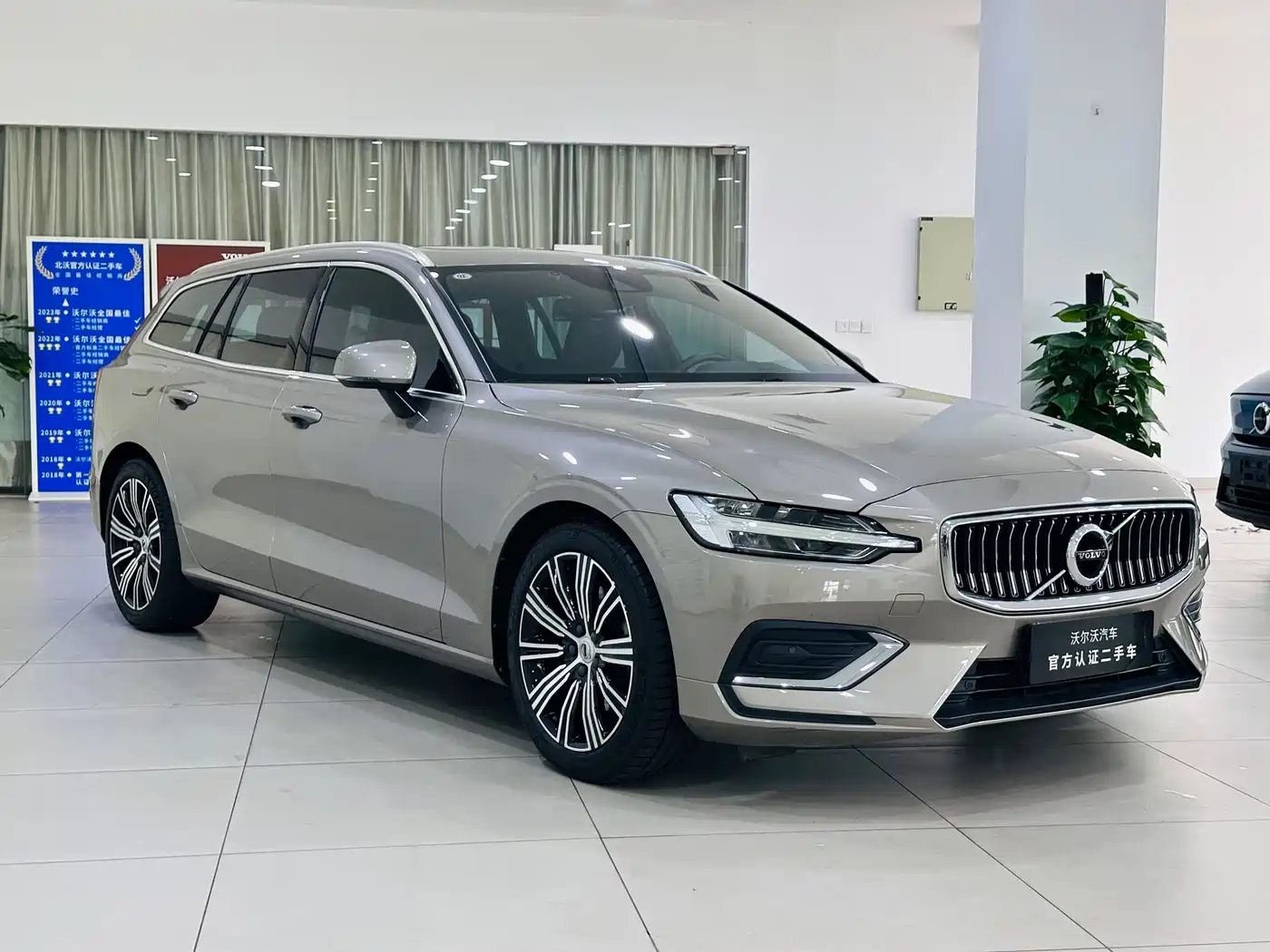 Volvo V60 2021 B5 Zhiyuan Luxury Edition фото 3
