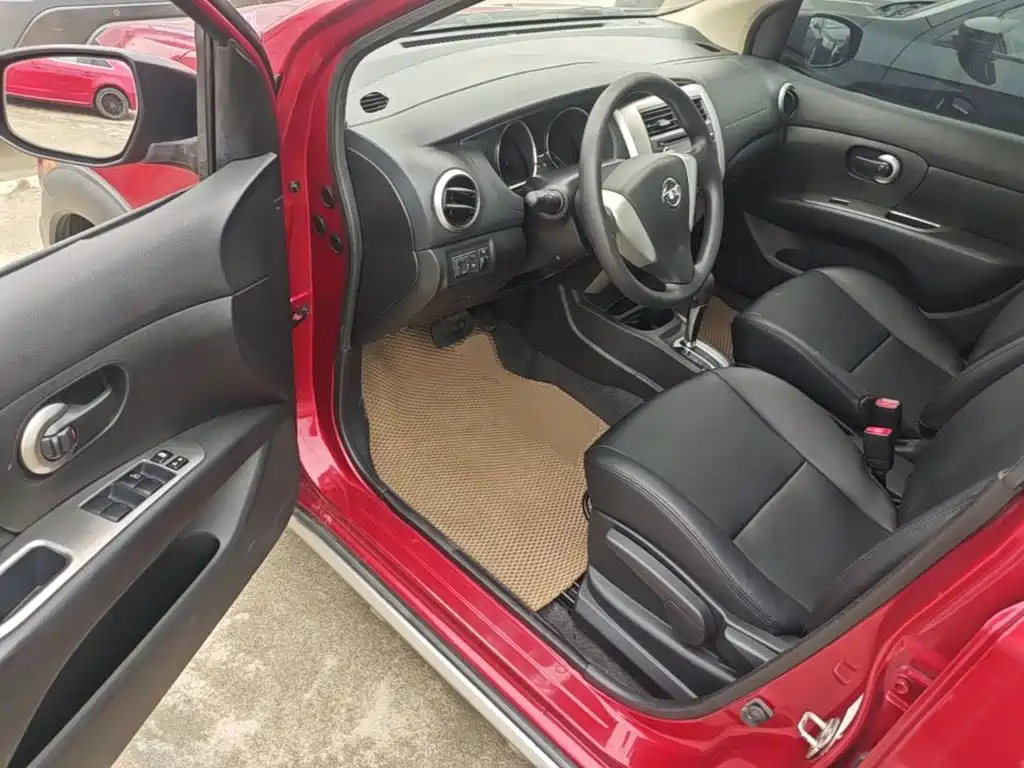Nissan Livina 2015 2013 Sporty 1.6XV CVT Luxury
