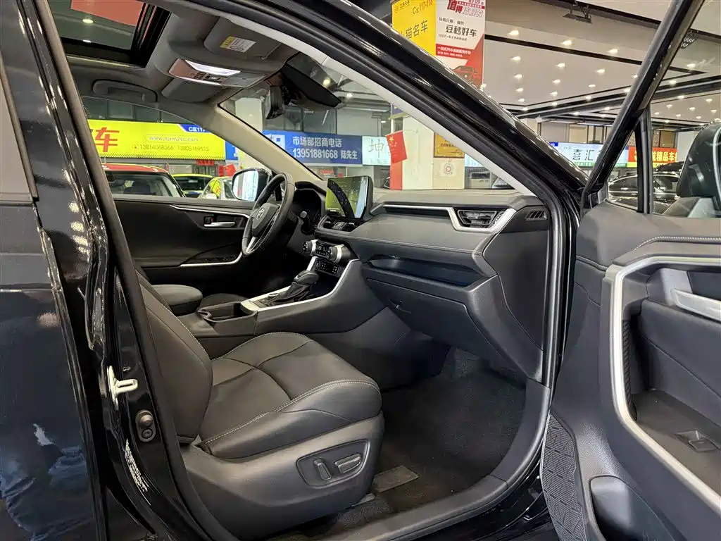 Toyota Wildlander 2023 Hybrid 2.5L E-CVT AWD Premium Edition фото 6
