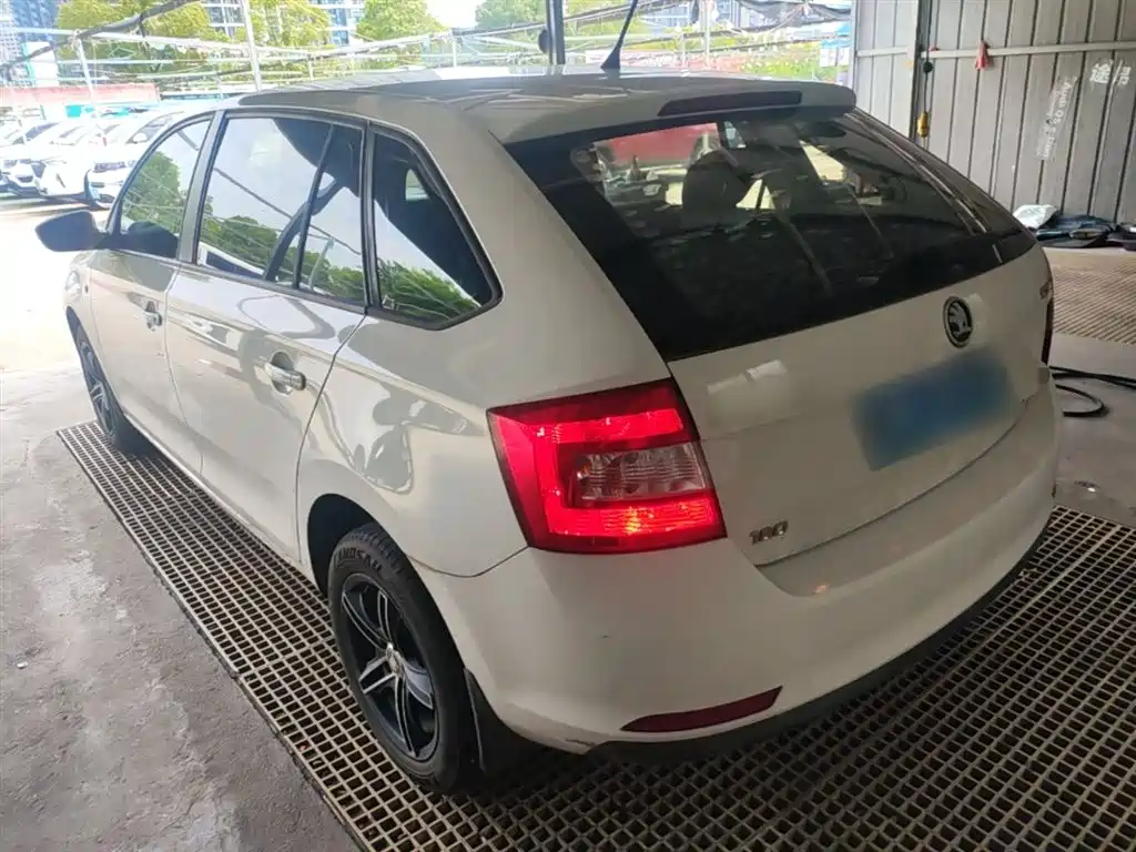 Škoda Skoda Rapid Spaceback 2016 1.6L Automatic Advance Edition фото 5