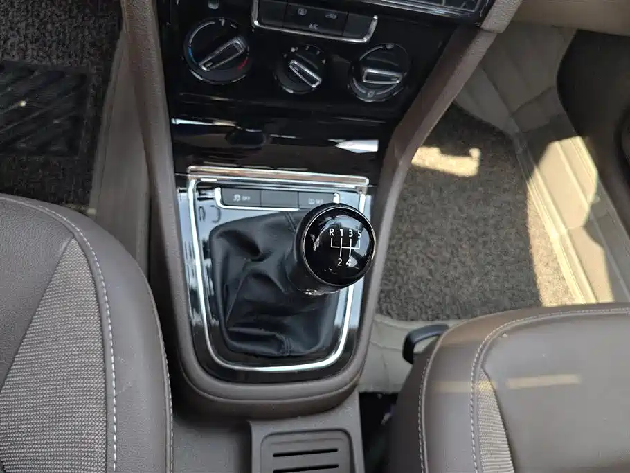 Volkswagen Bora 2015 Quality Edition 1.6L Manual Fashion фото 16