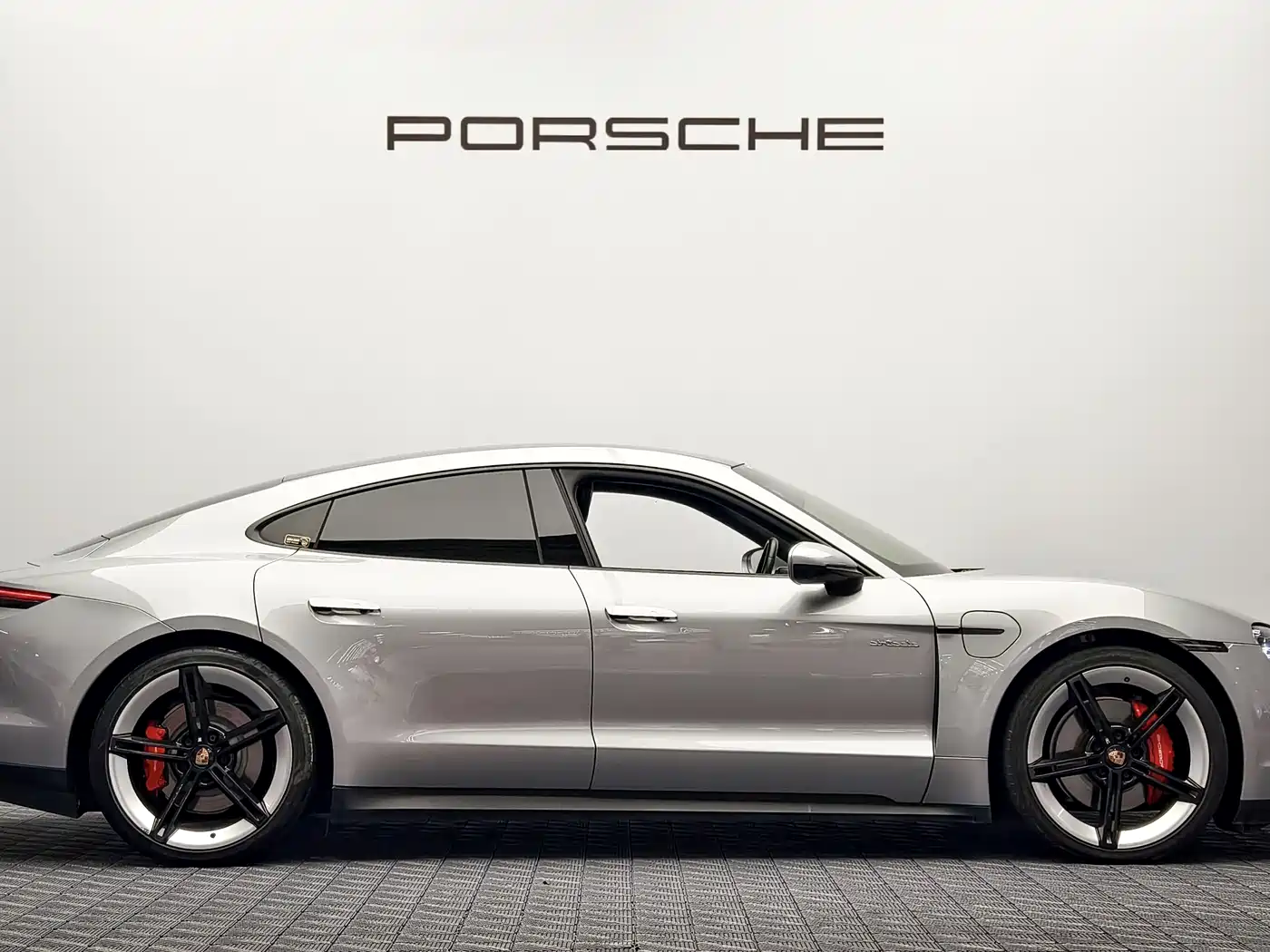 Porsche Taycan фото 8