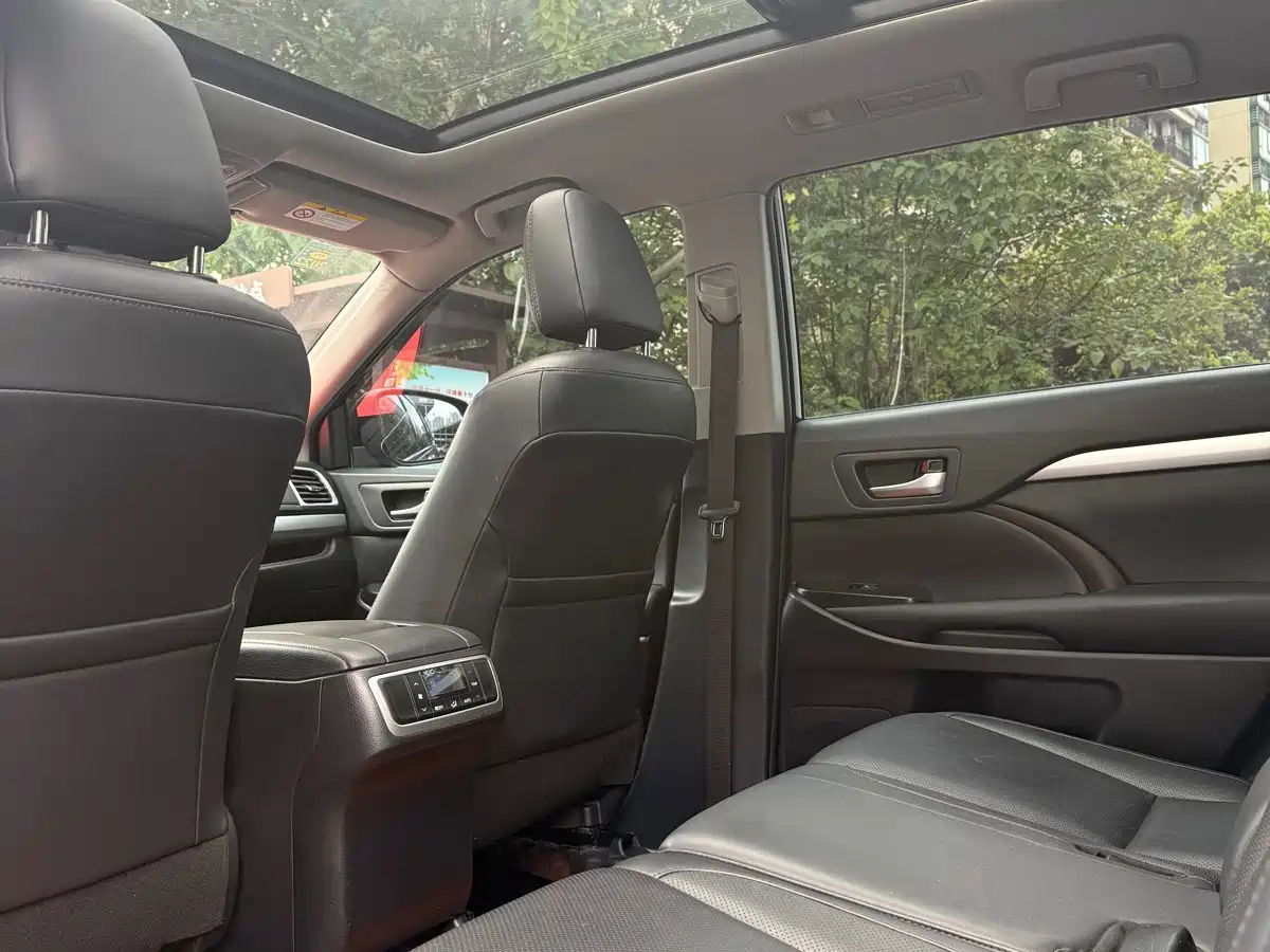 Фото 9 - Toyota Highlander