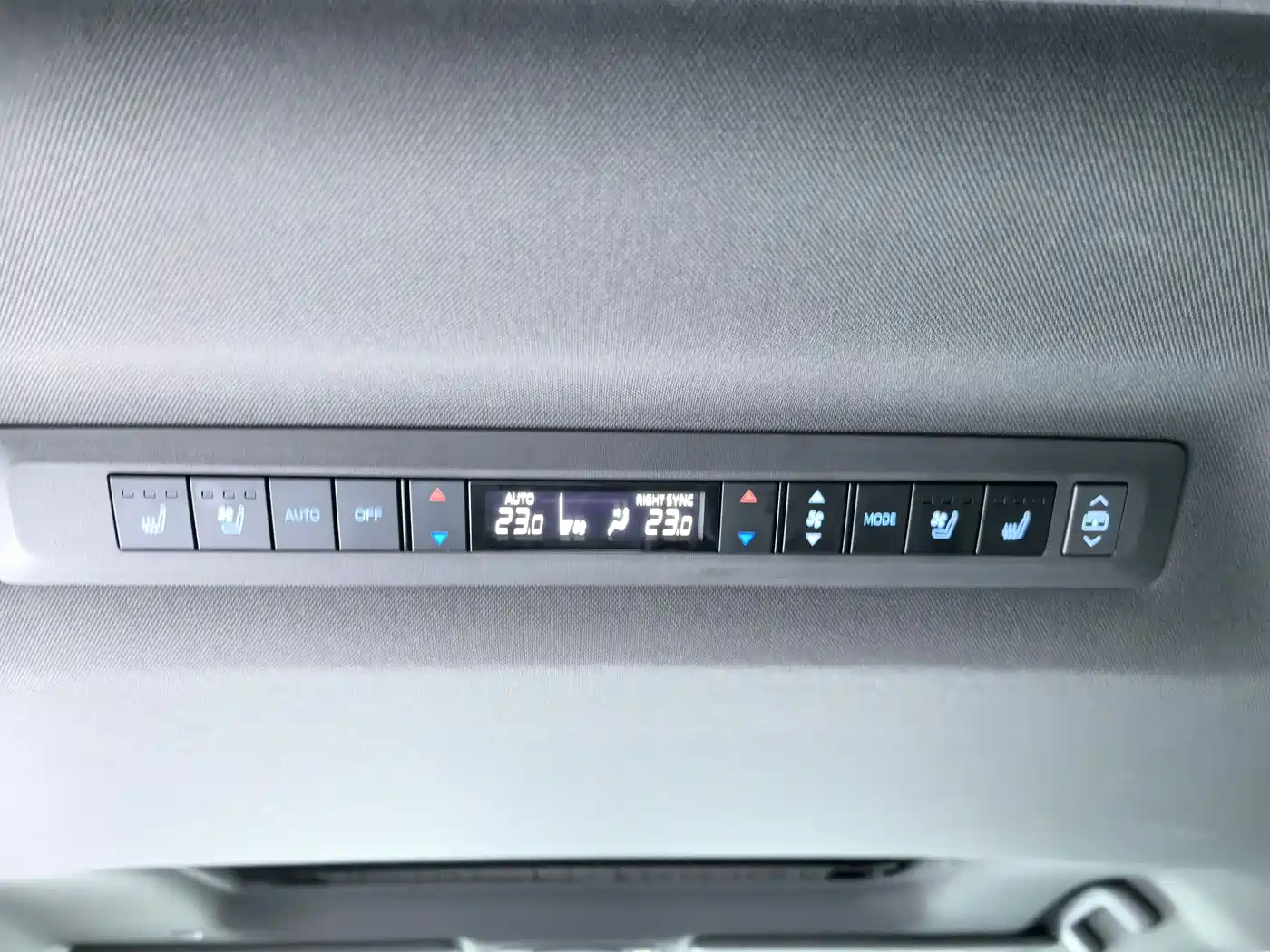 Toyota Granvia 2022 2.5L Hybrid Noble Edition фото 12