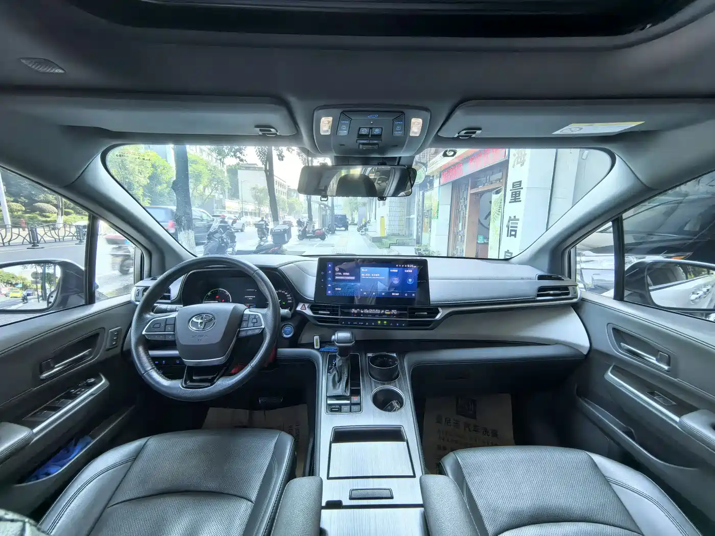 Toyota Granvia 2022 2.5L Hybrid Noble Edition фото 9