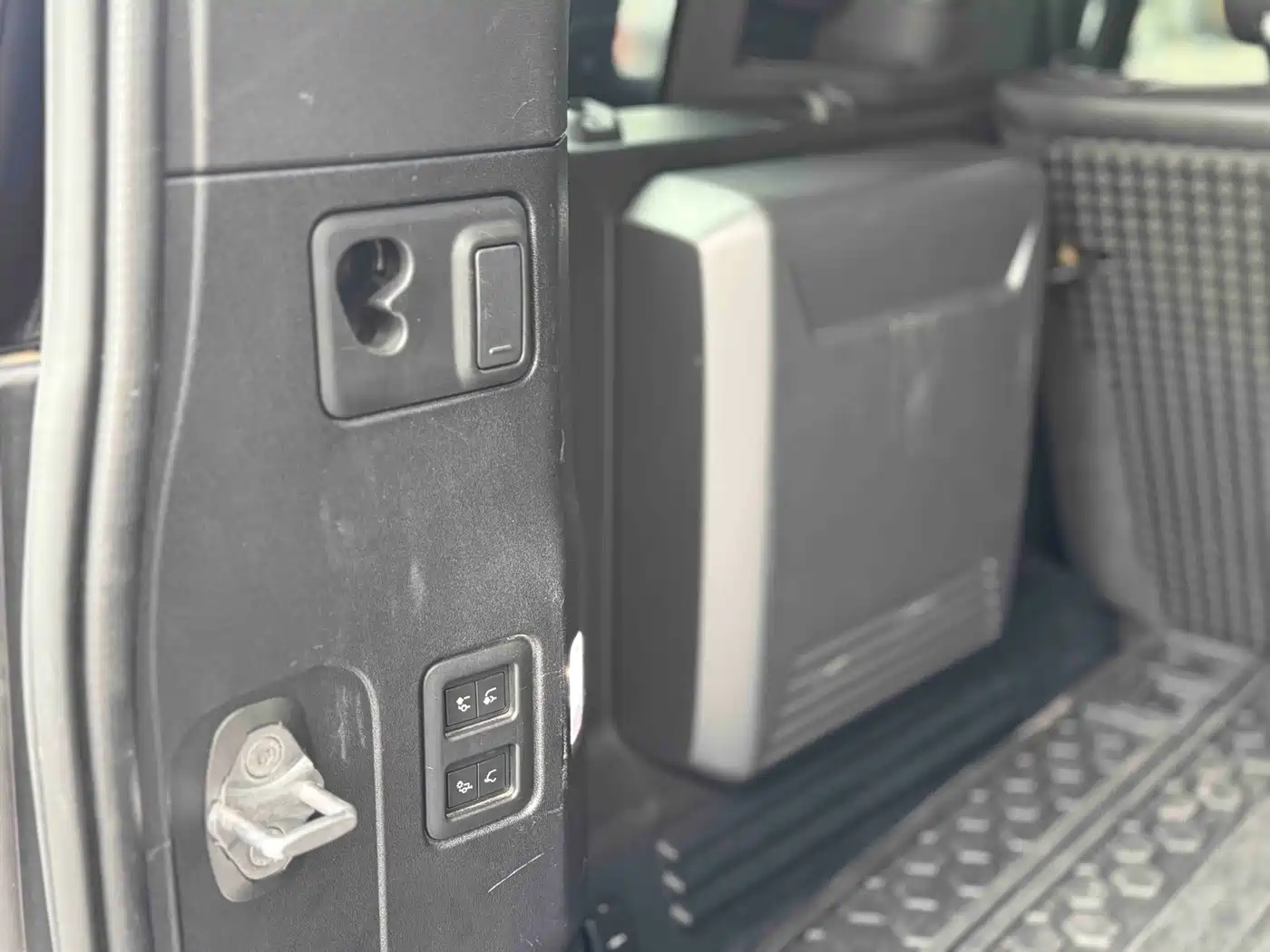 Land Rover Defender 2020 110 P400 Dark Special Edition фото 11