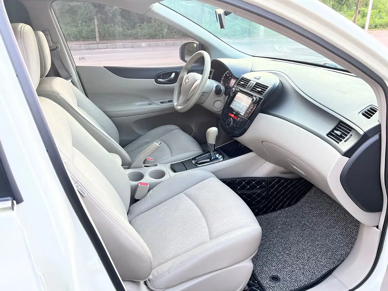صورة 12 - Nissan Tiida